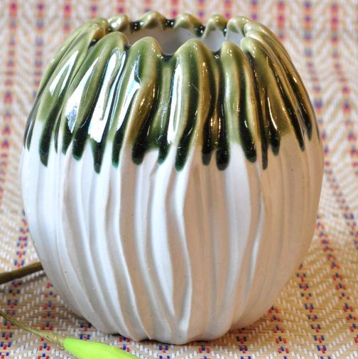 Vase ceramic design eye-catching 10x10cm white green