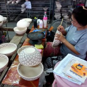 Thailändische Keramik Platte geschwungen 11 x 23 x 2,5 cm