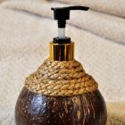 Pumpspender in Kokos und Bast für Massageöle und Cremes