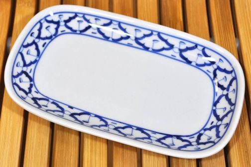 Rectangular ceramic plate with blue and white pattern 13,5x23x2cm