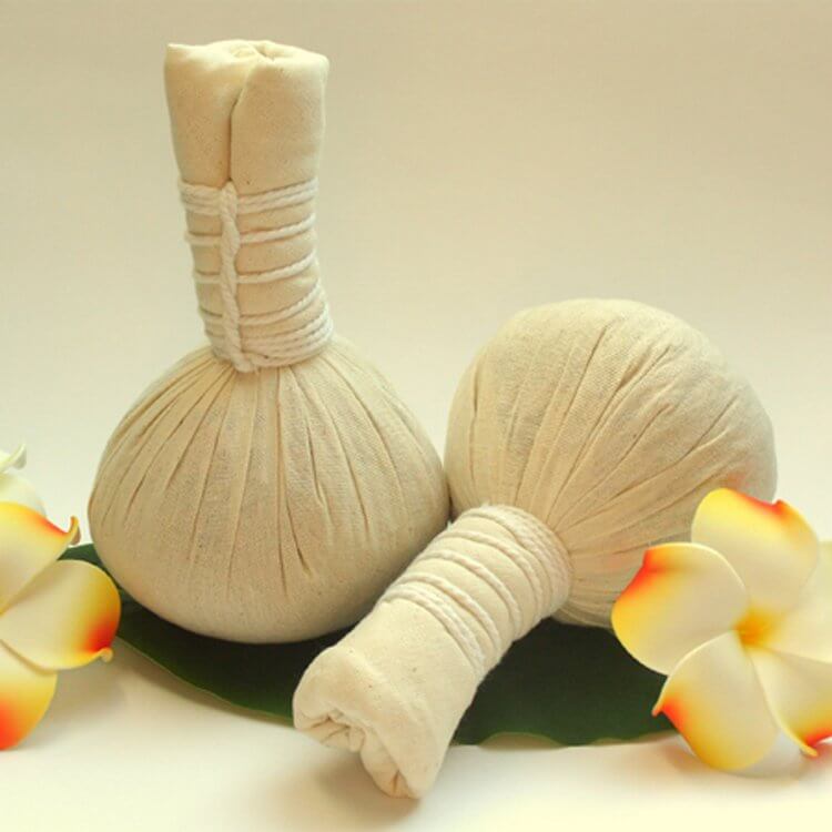 Kräuterstempel kaufen original aus Thailand in beigem Stoff mit vielen traditionellen Kräutern aus eigenem Anbau